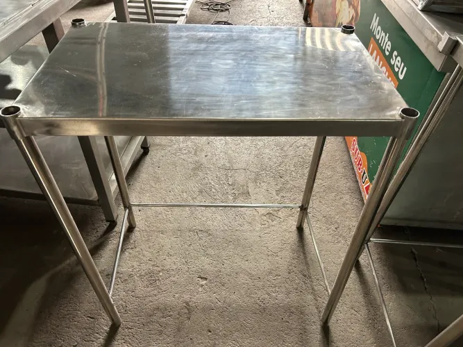 Mesinha de aço inox 