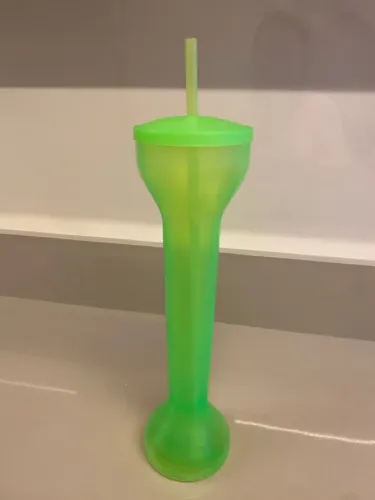Copo Decorativo Verde com Canudo