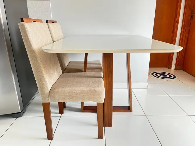 Mesa nova com cadeiras de madeira a pronta entrega