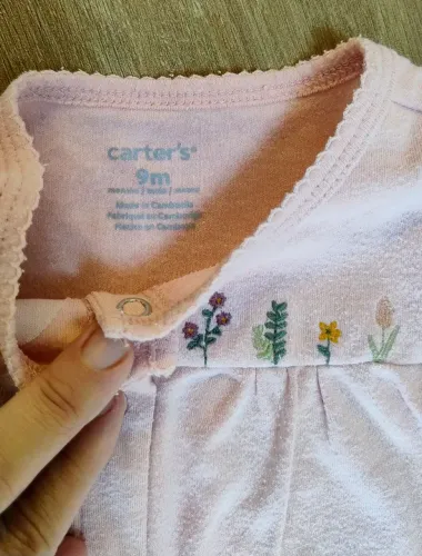Macacão Carters rosa bordado com pé tam 9 meses