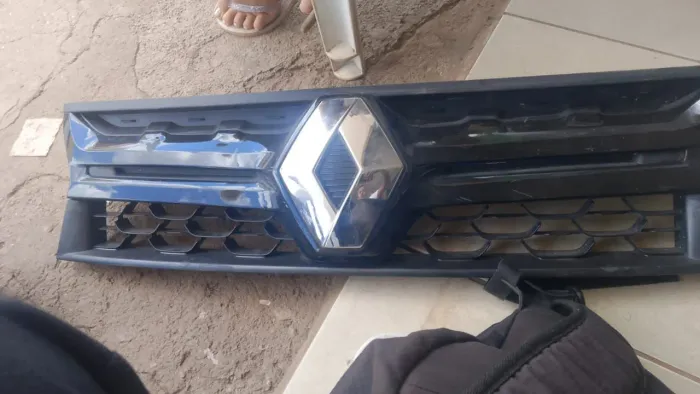 Duster ano 2018 grade superior do emblema parachoque dianteiro
