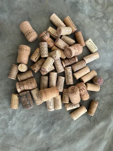 80 rolhas de vinhos importados