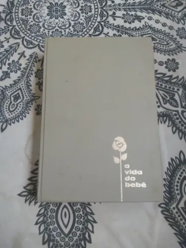 Livro A Vida do Bebê, antigo.