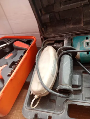 Vendo furadeira Philco, e uma parafusadeira Black Decker ambas com maleta e acessórios.
