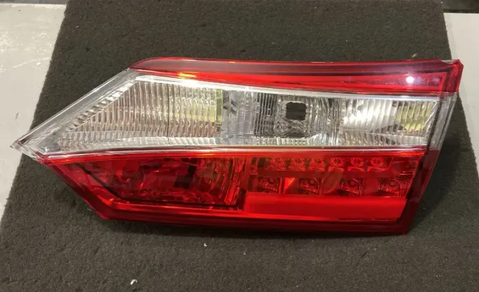 Lanterna Direita Toyota Corolla com pequena avaria 2015 a 2017