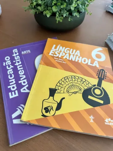 Livro Espanhol e Artes colégio adventista
