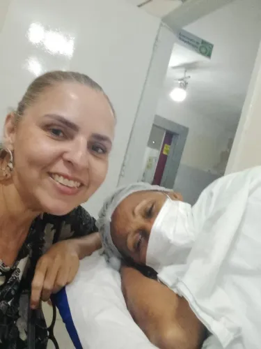 Cuidadora de idosos e acompanhante hospitalar 