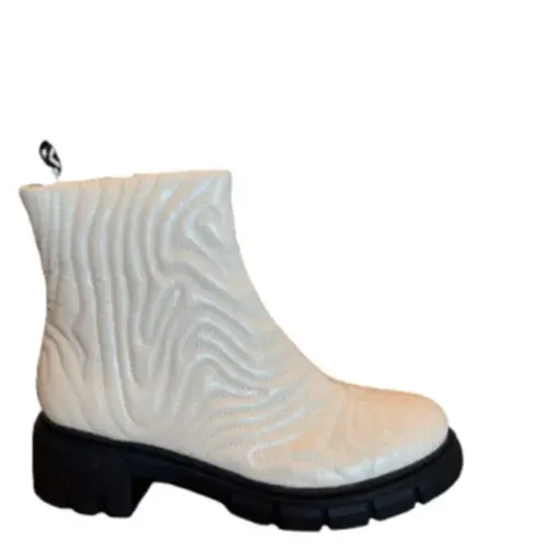 Bota branca de cano curto