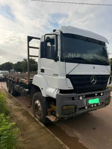Caminhão Mercedes-Bens Axor 3344, 6x4 ano 2009, Carroceria florestal de ferro
