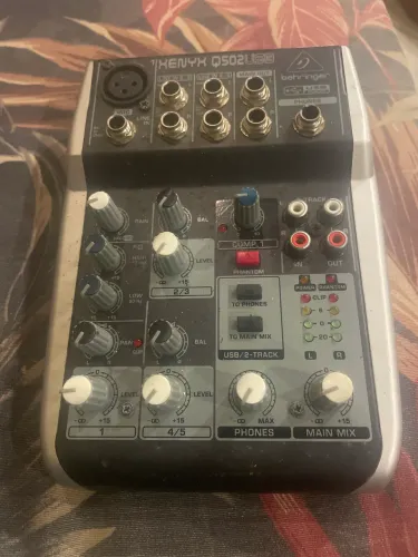 Consola Behringer Q502usb