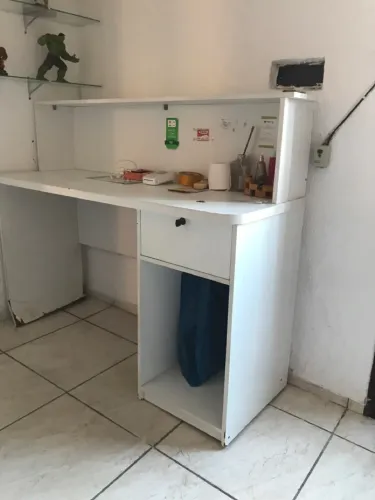Balcão de madeira usado com ótima aparência 
