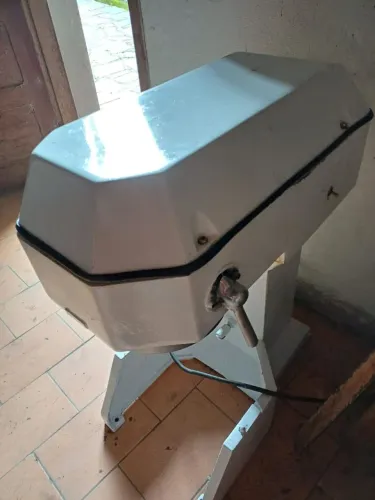 Vendo batedeira industrial 18l perfecta Curitiba