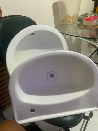 2 Pias de Banheiro uma Grande e outra pequena ?