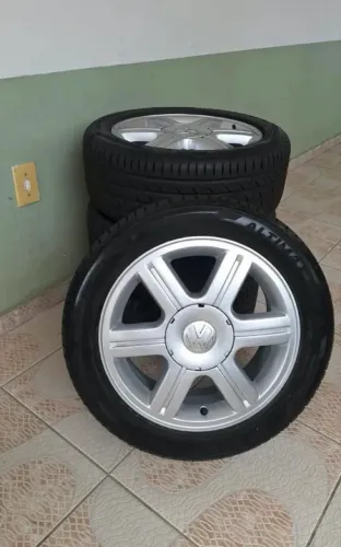 Jogo de roda 15 com pneus bons pra vender rápido