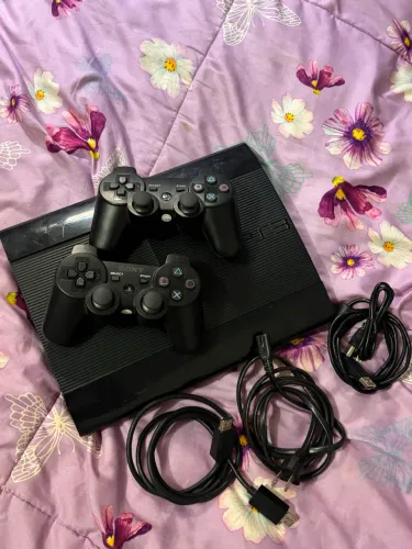 Ps3 Super Slim desbloqueado todos os cabos 2 controles 1 deles é original 7 jogos físicos