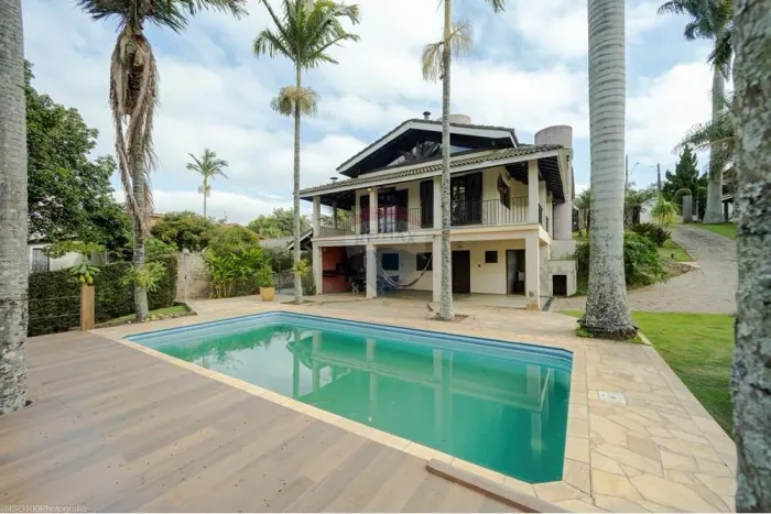 Casa de campo chácara no condomínio Sítio Moenda com o charme da piscina no jardim e Aceit