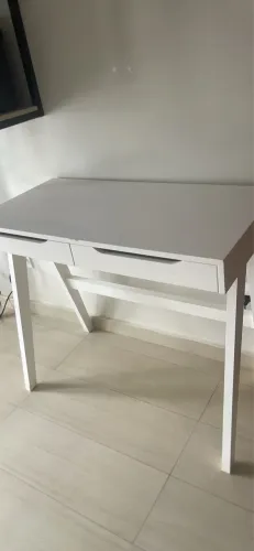 MESA DE ESCRITÓRIO PEQUENA