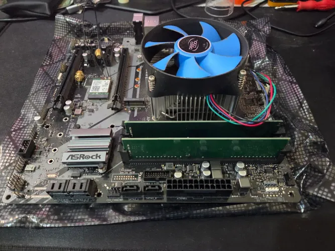 Kit DDR4 i5 9400f, Placa Mãe B360M, Memória Crucial 2x8GB 2666Mhz