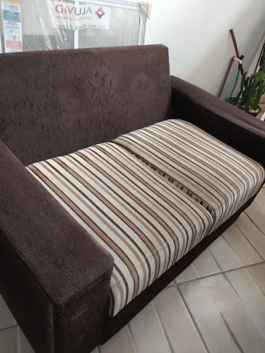 Sofa 2 lugares com pequena avaria como mostra na foto