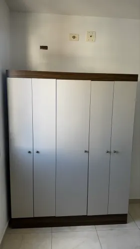 Guarda roupas pequeno