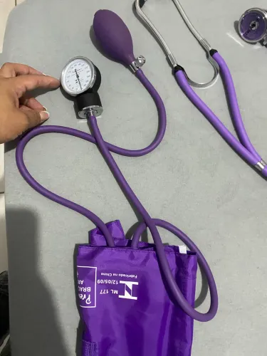 kit com estetoscópio e aparelho de pressão