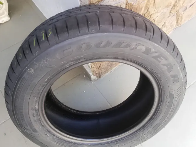 Pneu 195/65/15 Goodyear Eficientegrip sem uso.