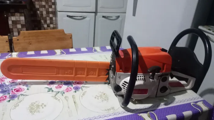 Motoserra a gasolina 18 polegadas usada 1 vez 360,00. ou troco teclado Midi.
