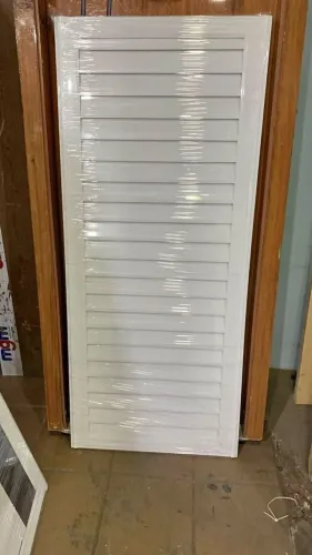 Porta de Aluminio branco veneziana