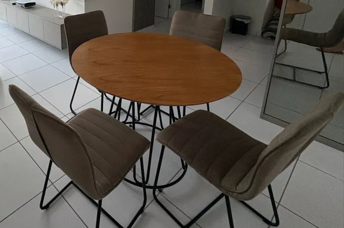 Mesa de jantar com 4 cadeiras 