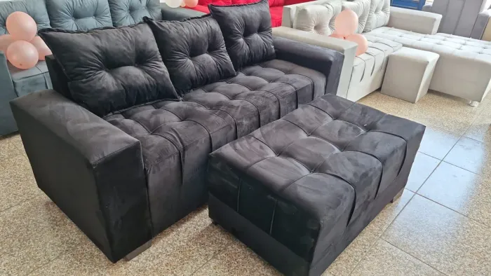 Sofá de 3 lugares com almofadas e puff grande