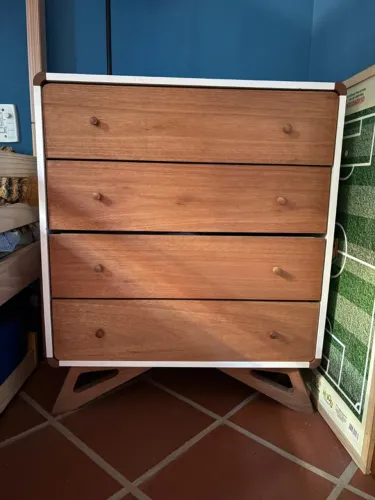 Cômoda com 4 gavetas