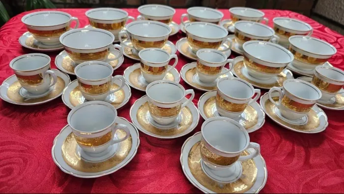 Grande conjunto Porcelana Real Brasil - 22 xícaras com pires