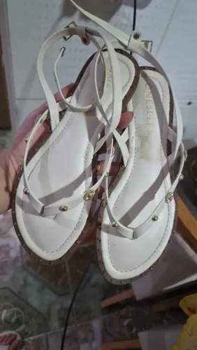 Vendo sandália feminina branca, número 37, nunca usada