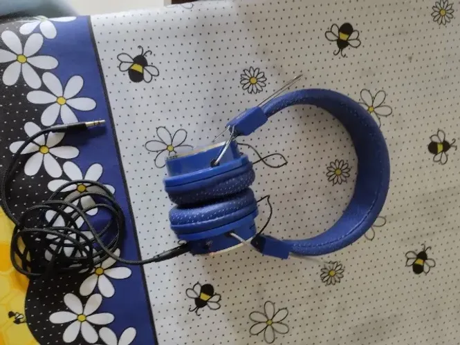 Fone infantil azul confortável. OBS: só funciona com fios.