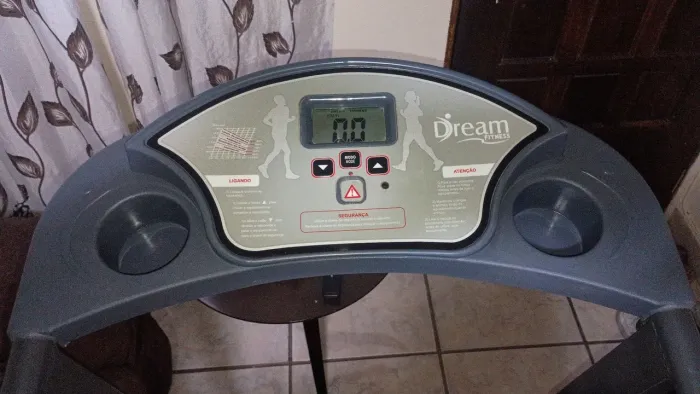 Esteira Dream DR 1600 profissional com painel 2 porta copos profissional