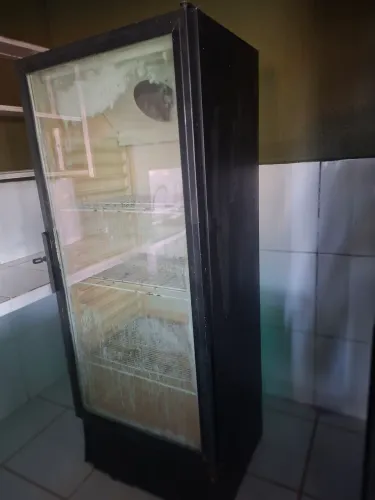 Vende-se um expositor de Bebidas focionando Perfeitamente