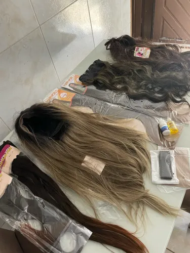 Desapego de lote com 7 peças de cabelo orgânico e perucas/wigs. Vários itens.