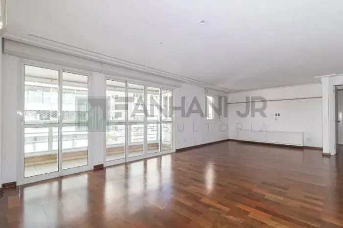 Imóvel Exclusivo no Itaim Bibi: Apartamento reformado com 3 suítes, 3 salas, 5 banheiros e