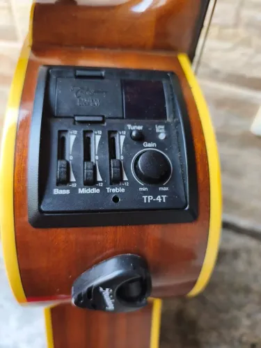 violão Takamine com afinador