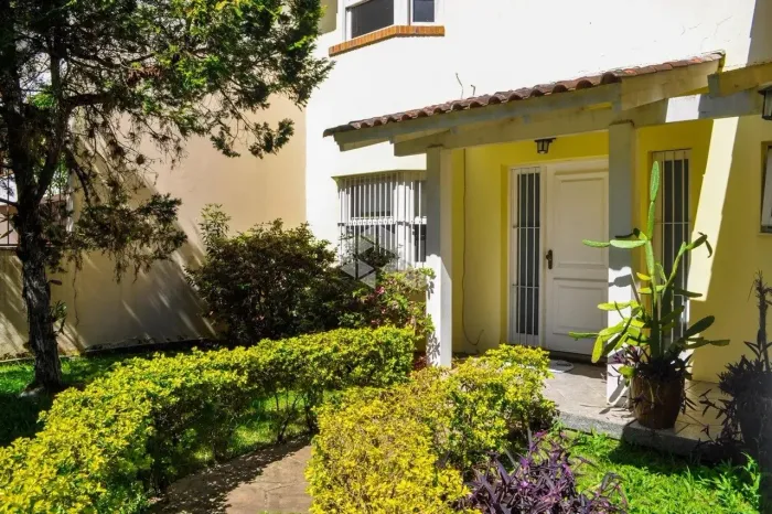 Casa com 353m², 5 dormitórios, 4 suítes e piscina- Jardim Isabel/ ZS - POA