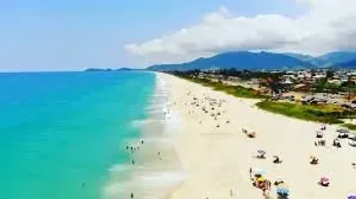 Terreno plano a 150 metros da praia e 300 metros da lagoa de Jaconé.
