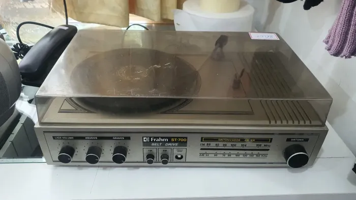 Frahm ST-700 toca-discos/receiver clássico nacional dos anos 70/80.