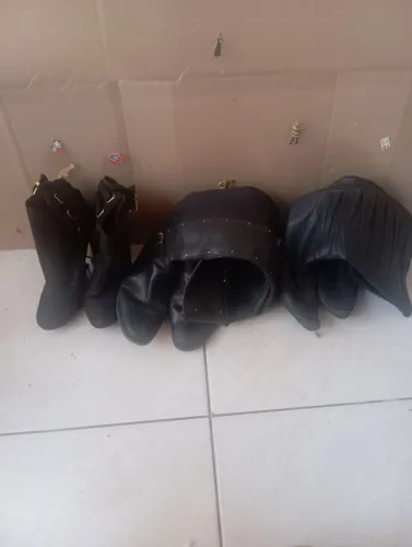 03 botas em ótimo estado obs: apenas a bota montaria tem um detalhe nada interfere
