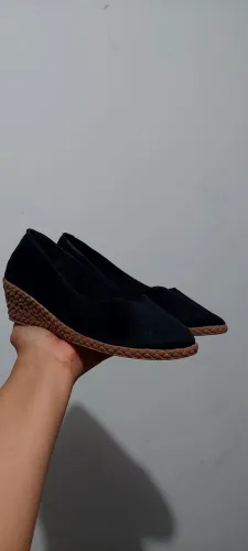 Sandálias pretas com salto bege