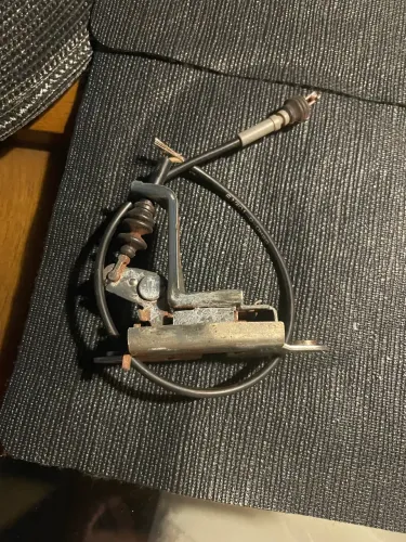 Fechadura tampa traseira hilux 12 a 15 original lado direito passageiro