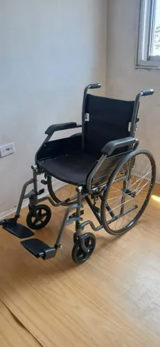 Cadeira de Rodas (01 mês de uso)