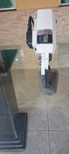 Máquina de cortar tecido Singer