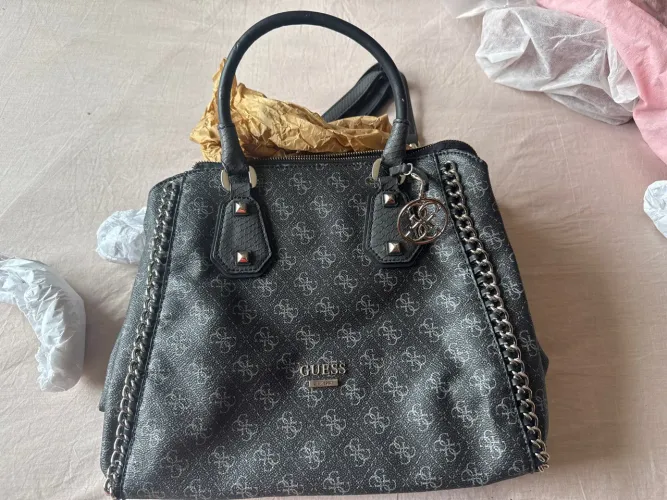 Bolsa  preta com logo marca GUESS