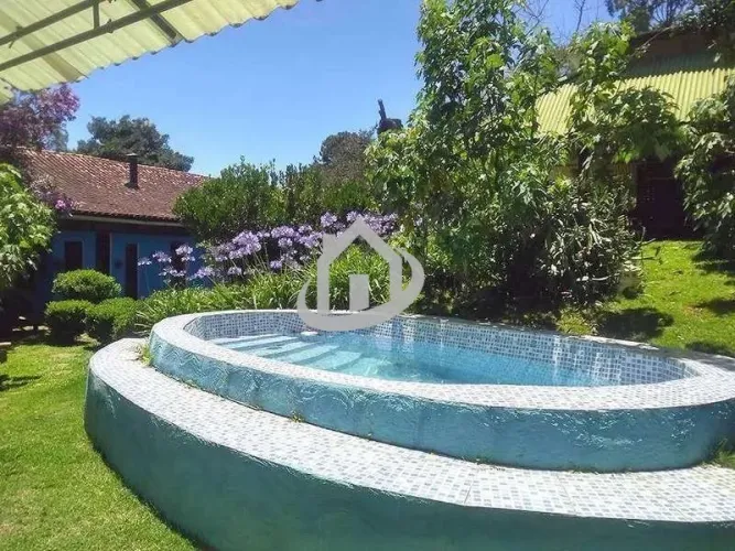 Maravilhosa área com 16.480,55 m² de terra, com muito verde, contendo 5 residências.