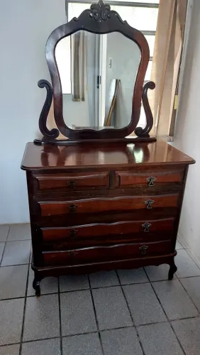 Cômoda com espelho antigo